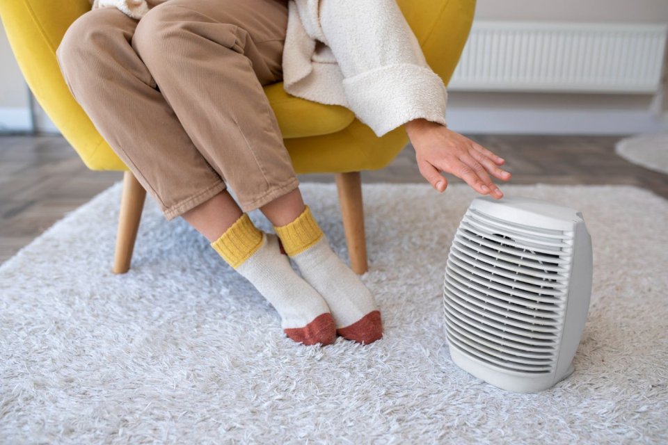 femme qui utilise un radiateur soufflant